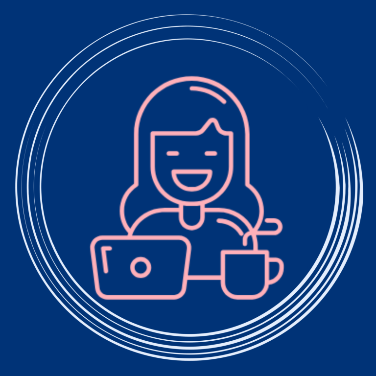 Lächelnde Person am Laptop mit einer Tasse Kaffee, vor einem blauen Hintergrund.